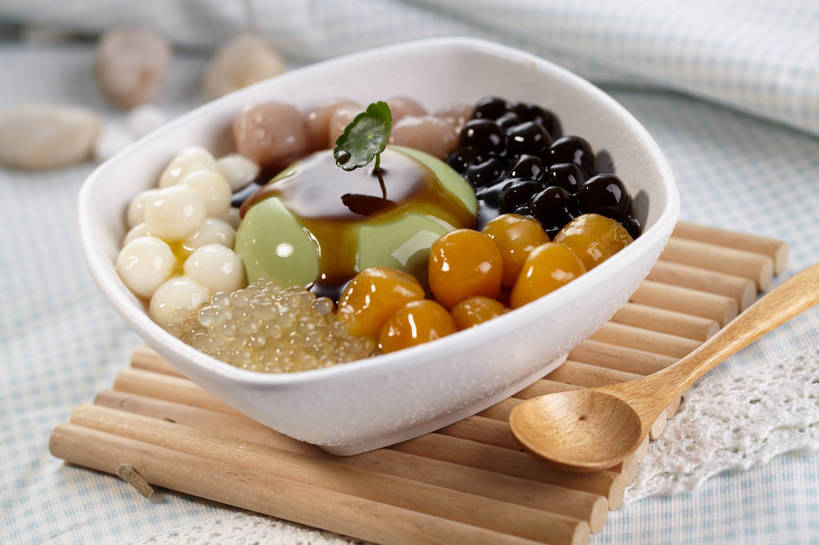 点心,无人,横图,俯视,室内,特写,白天,餐桌,桌子,叶子,一堆,许多,堆叠,堆积,朦胧,模糊,木制,勺子,陶瓷,调料,酱料,酱汁,佐料,食品,布丁,甜点,甜品,绿叶,杯垫,陶瓷制品,调味品,丸子,很多,调味料,酱,食物,两个,木制品,容器,垫子,调羹,汤匙,碗,果冻,甜食,零食,嫩叶,餐台,储藏,堆,储存,西米露,啫喱,甜羹,甜汤,西谷米,叶,叶片,彩图,高角度拍摄,贮存,shjb1,糖水