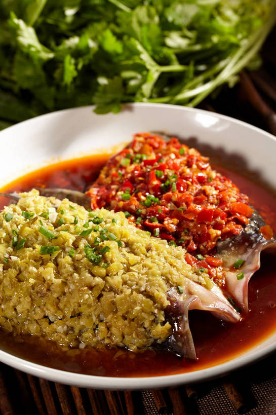 无人,竖图,俯视,室内,特写,白天,烹饪,中餐,餐桌,桌子,辣椒,蔬菜,餐具,叶子,朦胧,模糊,新鲜,碟子,盘,调料,酱料,酱汁,肉,鱼肉,佐料,料理,食品,绿叶,调味品,鱼头,调味料,剁椒,酱,菜肴,美食,肉类,食物,一个,红色,绿色,盘子,碟,中式,嫩叶,佳肴,有机食品,绿色食品,单个,餐台,中华料理,肉食,辣角,红海椒,大椒,辣虎,广椒,叶,叶片,辣子,海椒,番椒,彩图,高角度拍摄,剁辣椒,剁辣子,七星椒剁椒,七姊妹剁椒,坛子辣椒,shjb1,剁椒双色鱼头