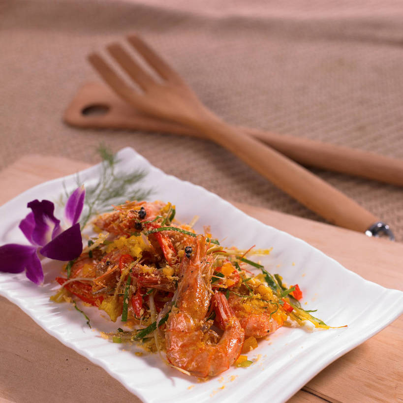 海鲜,无人,横图,俯视,室内,特写,白天,烹饪,中餐,餐桌,桌子,黄瓜,蔬菜,餐具,一堆,许多,堆叠,堆积,新鲜,盛开,木制,叉子,碟子,盘,虾,料理,食品,石斛,很多,花蕾,水产,菜肴,美食,海洋生物,花,花瓣,花朵,鲜花,食物,三个,一朵,紫色,盘子,餐巾,木制品,碟,花苞,花蕊,橙色,中式,佳肴,有机食品,绿色食品,餐台,中华料理,堆,高雅,水生动物,河虾,海产品,水生物,海底动物,餐叉,莳萝,石斛兰,洋茴香,土茴香,金钗石斛,淡泊,花中君子,保洁方巾,口布,淡水虾,青虾,日本沼虾,兰花,进餐用具,青瓜,胡瓜,彩图,高角度拍摄,shjb1,油爆虾