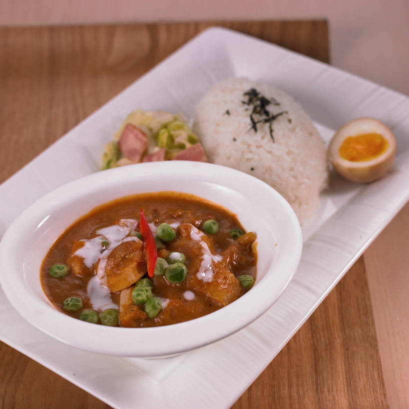 米饭,咖哩,无人,横图,俯视,室内,特写,白天,烹饪,植物,餐桌,桌子,辣椒,蔬菜,土豆,椰菜,卷心菜,餐具,勾,切开,挽,新鲜,碟子,盘,豆类,豆子,豌豆,蛋,调料,海苔,鸡蛋,肉,汤,料理,食品,水煮蛋,紫菜,饭,调味品,半个,调味料,咖喱,荷兰豆,菜肴,美食,肉类,食物,两个,白色,盘子,餐巾,碟,切,一半,甘蓝,勾着,佳肴,有机食品,绿色食品,餐台,五谷,挽着,剖面,雪豆,肉食,切面,豆科,辣角,红海椒,大椒,辣虎,广椒,草鸡蛋,馍馍蛋,寒豆,毕豆,麻累,国豆,小寒豆,麦豌豆,卵,印度菜,印度料理,白煮蛋,保洁方巾,口布,甘蓝菜,洋芋,山药蛋,马铃薯,辣子,结球甘蓝,红辣椒,海椒,甘兰,番椒,包心菜,彩图,高角度拍摄,咖喱汤,条斑紫菜,圆白菜,本鸡蛋,笨鸡蛋,柴鸡蛋,山鸡蛋,土鸡蛋,咖喱蔬菜汤,shjb1