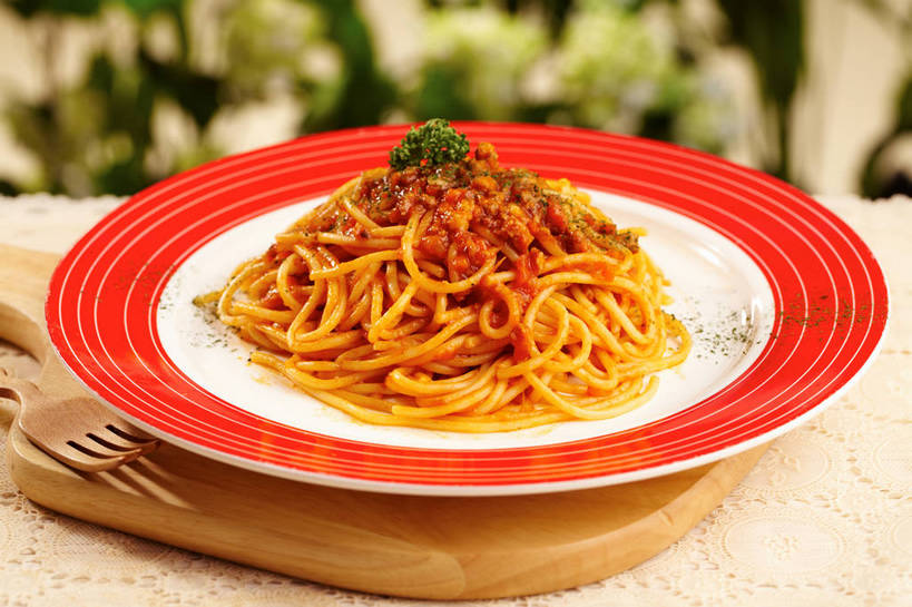 面食,面条,意大利面,无人,横图,俯视,室内,特写,白天,西餐,餐桌,桌子,蔬菜,餐具,叶子,朦胧,模糊,新鲜,木制,叉子,碟子,盘,香菜,调料,酱料,酱汁,面,茄汁,肉,佐料,料理,食品,绿叶,案板,调味品,调味料,番茄酱,肉酱,肉糜,肉末,酱,肉类,砧板,食物,一个,红色,绿色,白色,盘子,木制品,碟,嫩叶,西式,有机食品,绿色食品,单个,餐台,肉食,意粉,餐叉,意面,胡菜,香荽,原荽,园荽,芫荽,胡荽,莞荽,芫茜,芫蓿,莚葛草,莚荽菜,叶,叶片,进餐用具,彩图,高角度拍摄,番茄肉酱,番茄肉酱意面,shjb1