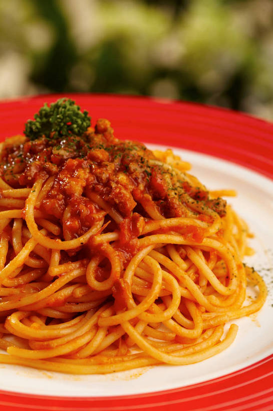 面食,面条,意大利面,无人,竖图,俯视,室内,特写,白天,西餐,餐桌,桌子,蔬菜,餐具,叶子,朦胧,模糊,新鲜,碟子,盘,香菜,调料,酱料,酱汁,面,茄汁,肉,佐料,料理,食品,绿叶,调味品,调味料,番茄酱,肉酱,肉糜,肉末,酱,肉类,食物,一个,红色,绿色,白色,盘子,碟,嫩叶,西式,有机食品,绿色食品,单个,餐台,肉食,意粉,意面,胡菜,香荽,原荽,园荽,芫荽,胡荽,莞荽,芫茜,芫蓿,莚葛草,莚荽菜,叶,叶片,彩图,高角度拍摄,番茄肉酱,番茄肉酱意面,shjb1