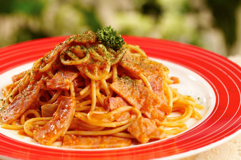 面食,面条,意大利面,无人,横图,俯视,室内,特写,白天,西餐,餐桌,桌子,蔬菜,餐具,叶子,切开,朦胧,模糊,新鲜,碟子,盘,香菜,调料,酱料,酱汁,面,茄汁,肉,佐料,料理,食品,绿叶,调味品,调味料,番茄酱,肉酱,肉糜,肉末,酱,肉类,食物,一个,红色,绿色,白色,盘子,碟,切,嫩叶,西式,有机食品,绿色食品,单个,餐台,剖面,肉食,意粉,切面,意面,胡菜,香荽,原荽,园荽,芫荽,胡荽,莞荽,芫茜,芫蓿,莚葛草,莚荽菜,叶,叶片,彩图,高角度拍摄,番茄肉酱,番茄肉酱意面,shjb1