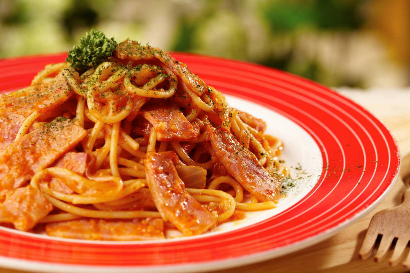 面食,面条,意大利面,无人,横图,俯视,室内,特写,白天,西餐,餐桌,桌子,蔬菜,餐具,叶子,切开,朦胧,模糊,新鲜,木制,叉子,碟子,盘,香菜,调料,酱料,酱汁,面,茄汁,肉,佐料,料理,食品,绿叶,案板,调味品,调味料,番茄酱,肉酱,肉糜,肉末,酱,肉类,砧板,食物,一个,红色,绿色,白色,盘子,木制品,碟,切,嫩叶,西式,有机食品,绿色食品,单个,餐台,剖面,肉食,意粉,餐叉,切面,意面,胡菜,香荽,原荽,园荽,芫荽,胡荽,莞荽,芫茜,芫蓿,莚葛草,莚荽菜,叶,叶片,进餐用具,彩图,高角度拍摄,番茄肉酱,番茄肉酱意面,shjb1