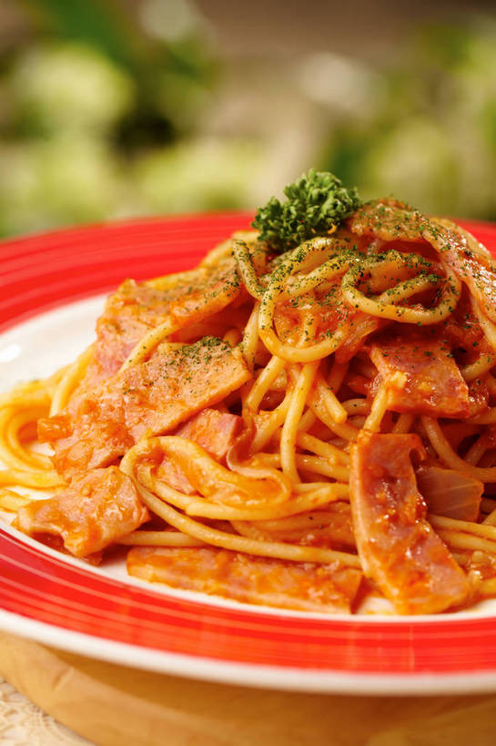 面食,面条,意大利面,无人,竖图,俯视,室内,特写,白天,西餐,餐桌,桌子,蔬菜,餐具,叶子,切开,朦胧,模糊,新鲜,木制,碟子,盘,香菜,调料,酱料,酱汁,面,茄汁,肉,佐料,料理,食品,绿叶,杯垫,调味品,调味料,番茄酱,肉酱,肉糜,肉末,酱,肉类,食物,一个,红色,绿色,白色,盘子,木制品,垫子,碟,切,嫩叶,西式,有机食品,绿色食品,单个,餐台,剖面,肉食,意粉,切面,意面,胡菜,香荽,原荽,园荽,芫荽,胡荽,莞荽,芫茜,芫蓿,莚葛草,莚荽菜,叶,叶片,彩图,高角度拍摄,番茄肉酱,番茄肉酱意面,shjb1