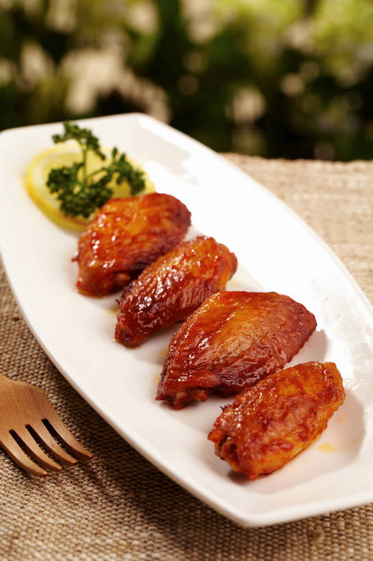 无人,竖图,俯视,室内,特写,白天,烹饪,中餐,餐桌,桌子,柠檬,餐具,水果,叶子,一排,切开,朦胧,模糊,新鲜,整齐,木制,叉子,碟子,盘,红烧,鸡肉,肉,生食,料理,食品,果实,绿叶,鸡翅,菜肴,美食,肉类,食物,排列,两个,白色,盘子,木制品,碟,切,四个,中式,嫩叶,佳肴,有机食品,绿色食品,餐台,中华料理,队列,剖面,肉食,餐叉,切面,红烧鸡翅,红烧菜,叶,叶片,进餐用具,益母果,柠檬片,柠果,彩图,高角度拍摄,shjb1