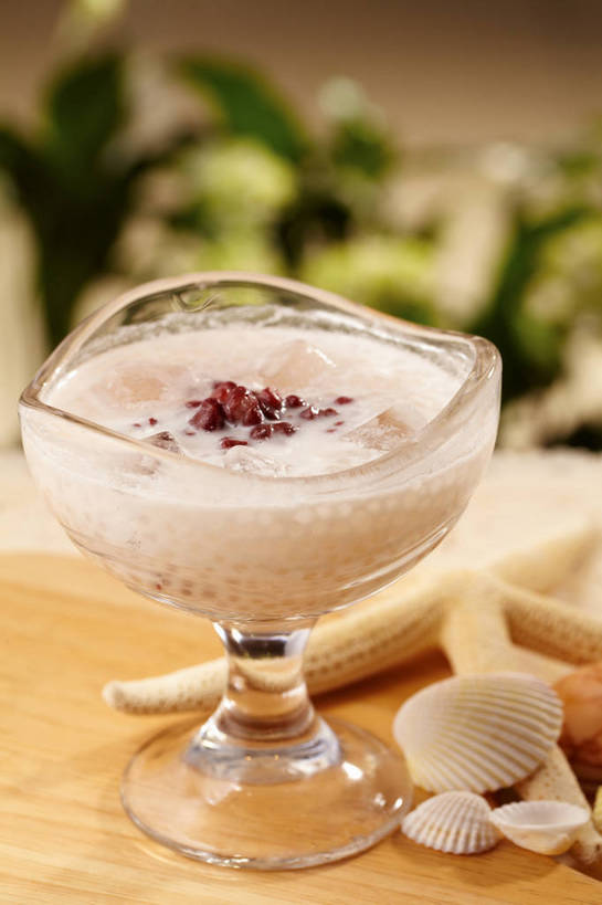 点心,无人,竖图,俯视,室内,特写,白天,植物,桌面,桌子,海星,豆,杯子,贝壳,叶子,许多,朦胧,模糊,漂浮,纹路,木制,纹理,木桌,冰,豆类,豆子,红豆,冰块,食品,甜点,甜品,绿叶,很多,一杯,冷冻,海洋生物,玻璃制品,食物,一个,黄色,动物,木制品,水杯,甜食,嫩叶,生物,寒冷,冷藏,单个,漂流,冰冷,西米露,赤豆,甜羹,甜汤,豆科,肌理,红小豆,保鲜,流浪,流落,流散,漂泊,飘泊,飘流,西谷米,棘皮动物门,叶,叶片,贝类外壳,海螺壳,软体动物外壳,玻璃杯,星鱼,彩图,高角度拍摄,木桌子,小豆,shjb1,糖水