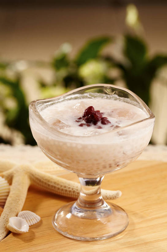 点心,无人,竖图,俯视,室内,特写,白天,植物,桌面,桌子,海星,豆,杯子,贝壳,叶子,许多,朦胧,模糊,漂浮,纹路,木制,纹理,木桌,冰,豆类,豆子,红豆,冰块,食品,甜点,甜品,绿叶,很多,一杯,冷冻,海洋生物,玻璃制品,食物,一个,黄色,动物,木制品,水杯,甜食,嫩叶,生物,寒冷,冷藏,单个,漂流,冰冷,西米露,赤豆,甜羹,甜汤,豆科,肌理,红小豆,保鲜,流浪,流落,流散,漂泊,飘泊,飘流,西谷米,棘皮动物门,叶,叶片,贝类外壳,海螺壳,软体动物外壳,玻璃杯,星鱼,彩图,高角度拍摄,木桌子,小豆,shjb1,糖水