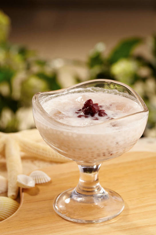 点心,无人,竖图,俯视,室内,特写,白天,植物,桌面,桌子,海星,豆,杯子,贝壳,叶子,许多,朦胧,模糊,漂浮,纹路,木制,纹理,木桌,冰,豆类,豆子,红豆,冰块,食品,甜点,甜品,绿叶,很多,一杯,冷冻,海洋生物,玻璃制品,食物,一个,黄色,动物,木制品,水杯,甜食,嫩叶,生物,寒冷,冷藏,单个,漂流,冰冷,西米露,赤豆,甜羹,甜汤,豆科,肌理,红小豆,保鲜,流浪,流落,流散,漂泊,飘泊,飘流,西谷米,棘皮动物门,叶,叶片,贝类外壳,海螺壳,软体动物外壳,玻璃杯,星鱼,彩图,高角度拍摄,木桌子,小豆,shjb1,糖水