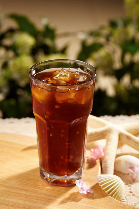 无人,竖图,俯视,室内,特写,白天,幸福,茶,桌面,桌子,海星,杯子,贝壳,叶子,许多,朦胧,模糊,盛开,纹路,木制,纹理,木桌,红茶,茶叶,绿叶,很多,一杯,花蕾,娱乐,海洋生物,玻璃制品,花,花瓣,花朵,鲜花,一个,粉色,黄色,动物,木制品,水杯,花苞,花蕊,享受,休闲,温馨,嫩叶,生物,放松,乐趣,单个,提神,舒适,醒脑,肌理,棘皮动物门,叶,叶片,贝类外壳,海螺壳,软体动物外壳,玻璃杯,星鱼,彩图,高角度拍摄,泡沫红茶,木桌子,shjb1