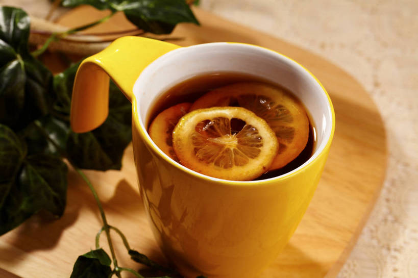 无人,横图,俯视,室内,特写,白天,幸福,餐桌,茶,桌子,柠檬,杯子,水果,叶子,阴影,朦胧,模糊,漂浮,新鲜,反射,影子,陶瓷,生食,红茶,茶叶,果实,绿叶,案板,陶瓷制品,柠檬红茶,一杯,娱乐,砧板,一个,黄色,马克杯,水杯,享受,休闲,温馨,嫩叶,放松,乐趣,有机食品,绿色食品,单个,餐台,漂流,提神,舒适,醒脑,流浪,流落,流散,漂泊,飘泊,飘流,叶,叶片,益母果,柠果,彩图,高角度拍摄,shjb1