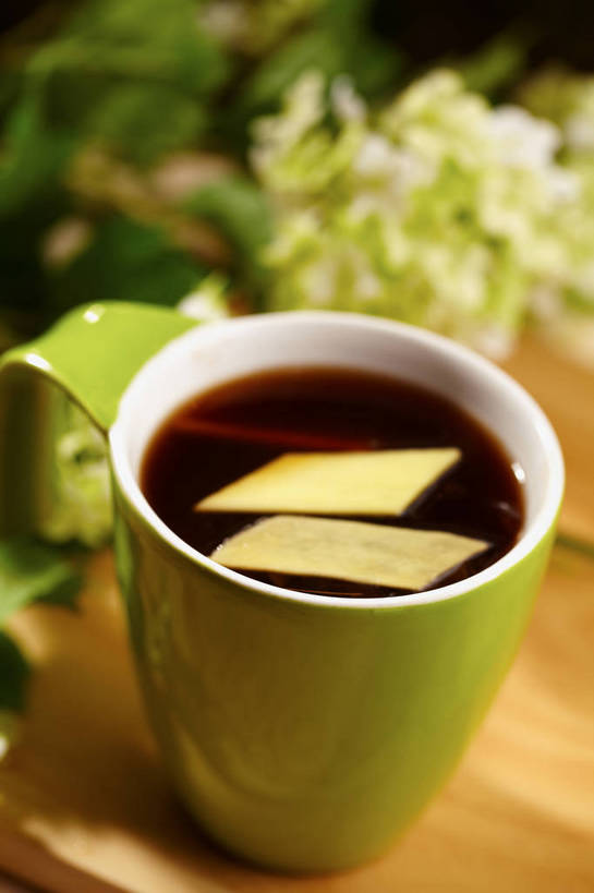 无人,竖图,俯视,室内,特写,白天,幸福,餐桌,茶,桌子,姜,蔬菜,杯子,叶子,切开,阴影,朦胧,模糊,漂浮,新鲜,盛开,反射,影子,陶瓷,茶叶,食品,绿叶,案板,陶瓷制品,一杯,花蕾,娱乐,砧板,花,花瓣,花朵,鲜花,食物,一个,绿色,马克杯,水杯,花苞,花蕊,切,享受,休闲,温馨,嫩叶,放松,乐趣,有机食品,绿色食品,单个,餐台,漂流,提神,舒适,醒脑,止咳,剖面,切面,止痛,解毒,流浪,流落,流散,漂泊,飘泊,飘流,发汗,温肺,温胃,行气,止呕,百辣云,叶,叶片,生姜,老姜,彩图,高角度拍摄,姜茶,散寒,shjb1