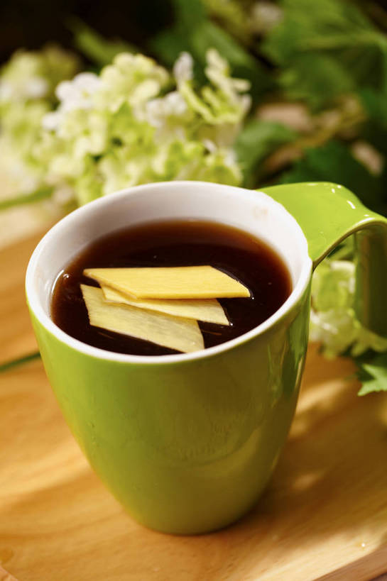 无人,竖图,俯视,室内,特写,白天,幸福,餐桌,茶,桌子,姜,蔬菜,杯子,叶子,切开,阴影,朦胧,模糊,漂浮,新鲜,盛开,反射,影子,陶瓷,茶叶,食品,绿叶,案板,陶瓷制品,一杯,花蕾,娱乐,砧板,花,花瓣,花朵,鲜花,食物,一个,绿色,马克杯,水杯,花苞,花蕊,切,享受,休闲,温馨,嫩叶,放松,乐趣,有机食品,绿色食品,单个,餐台,漂流,提神,舒适,醒脑,止咳,剖面,切面,止痛,解毒,流浪,流落,流散,漂泊,飘泊,飘流,发汗,温肺,温胃,行气,止呕,百辣云,叶,叶片,生姜,老姜,彩图,高角度拍摄,姜茶,散寒,shjb1