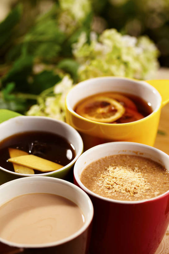 无人,竖图,俯视,室内,特写,白天,幸福,餐桌,茶,桌子,柠檬,姜,蔬菜,杯子,水果,叶子,阴影,朦胧,模糊,新鲜,盛开,反射,影子,陶瓷,生食,红茶,奶茶,茶叶,果实,绿叶,陶瓷制品,柠檬红茶,饮品,四杯,花蕾,娱乐,花,花瓣,花朵,鲜花,饮料,黄色,红色,绿色,马克杯,水杯,花苞,花蕊,四个,享受,休闲,温馨,嫩叶,放松,乐趣,有机食品,绿色食品,餐台,提神,舒适,可口,醒脑,止咳,止痛,解毒,适口,发汗,温肺,温胃,行气,止呕,百辣云,叶,叶片,益母果,柠果,生姜,老姜,彩图,高角度拍摄,姜茶,散寒,shjb1