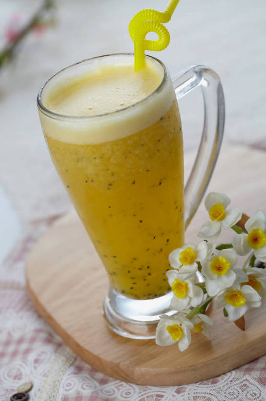 果汁,无人,竖图,俯视,室内,特写,白天,爱情,陶醉,餐桌,桌子,水仙花,猕猴桃,杯子,一根,朦胧,模糊,盛开,塑料,案板,饮品,一杯,花蕾,玻璃制品,砧板,花,花瓣,花朵,鲜花,饮料,一个,黄色,白色,水杯,塑料制品,吸管,花苞,花蕊,猕猴桃汁,单个,餐台,空心,可口,记忆,金盏银台,玉玲珑,女史花,雅蒜,天蒜,饮管,敬意,自恋,适口,凌波仙子,水仙,天葱,玻璃杯,奇异果,猕猴梨,彩图,高角度拍摄,圆柱状,shjb1