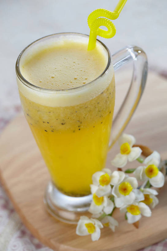 果汁,无人,竖图,俯视,室内,特写,白天,爱情,陶醉,餐桌,桌子,水仙花,猕猴桃,杯子,一根,朦胧,模糊,盛开,塑料,案板,饮品,一杯,花蕾,玻璃制品,砧板,花,花瓣,花朵,鲜花,饮料,一个,黄色,白色,水杯,塑料制品,吸管,花苞,花蕊,猕猴桃汁,单个,餐台,空心,可口,记忆,金盏银台,玉玲珑,女史花,雅蒜,天蒜,饮管,敬意,自恋,适口,凌波仙子,水仙,天葱,玻璃杯,奇异果,猕猴梨,彩图,高角度拍摄,圆柱状,shjb1