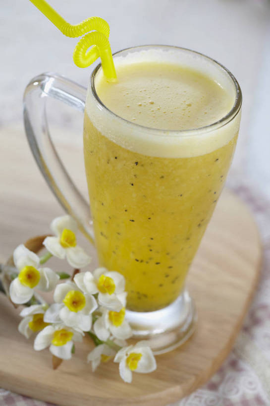 果汁,无人,竖图,俯视,室内,特写,白天,爱情,陶醉,餐桌,桌子,水仙花,猕猴桃,杯子,一根,朦胧,模糊,盛开,塑料,案板,饮品,一杯,花蕾,玻璃制品,砧板,花,花瓣,花朵,鲜花,饮料,一个,黄色,白色,水杯,塑料制品,吸管,花苞,花蕊,猕猴桃汁,单个,餐台,空心,可口,记忆,金盏银台,玉玲珑,女史花,雅蒜,天蒜,饮管,敬意,自恋,适口,凌波仙子,水仙,天葱,玻璃杯,奇异果,猕猴梨,彩图,高角度拍摄,圆柱状,shjb1