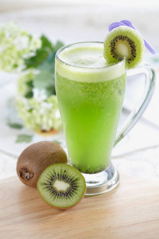 果汁,无人,竖图,俯视,室内,特写,白天,餐桌,桌子,猕猴桃,杯子,水果,一根,切开,朦胧,模糊,新鲜,盛开,塑料,生食,食品,果实,案板,饮品,一杯,花蕾,玻璃制品,砧板,花,花瓣,花朵,鲜花,食物,饮料,三个,一个,绿色,紫色,水杯,塑料制品,吸管,花苞,花蕊,切,猕猴桃汁,有机食品,绿色食品,单个,餐台,空心,可口,剖面,切面,饮管,适口,玻璃杯,奇异果,猕猴梨,彩图,高角度拍摄,圆柱状,shjb1