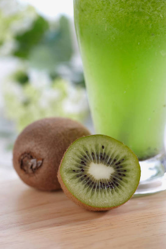 果汁,无人,竖图,俯视,室内,特写,白天,餐桌,桌子,猕猴桃,杯子,水果,切开,朦胧,模糊,新鲜,盛开,生食,食品,果实,案板,饮品,一杯,花蕾,玻璃制品,砧板,花,花瓣,花朵,鲜花,食物,饮料,两个,一个,绿色,水杯,花苞,花蕊,切,猕猴桃汁,有机食品,绿色食品,单个,餐台,可口,剖面,切面,适口,玻璃杯,奇异果,猕猴梨,彩图,高角度拍摄,shjb1