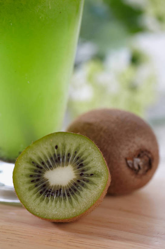 果汁,无人,竖图,俯视,室内,特写,白天,餐桌,桌子,猕猴桃,杯子,水果,切开,朦胧,模糊,新鲜,盛开,生食,食品,果实,案板,饮品,一杯,花蕾,玻璃制品,砧板,花,花瓣,花朵,鲜花,食物,饮料,两个,一个,绿色,水杯,花苞,花蕊,切,猕猴桃汁,有机食品,绿色食品,单个,餐台,可口,剖面,切面,适口,玻璃杯,奇异果,猕猴梨,彩图,高角度拍摄,shjb1