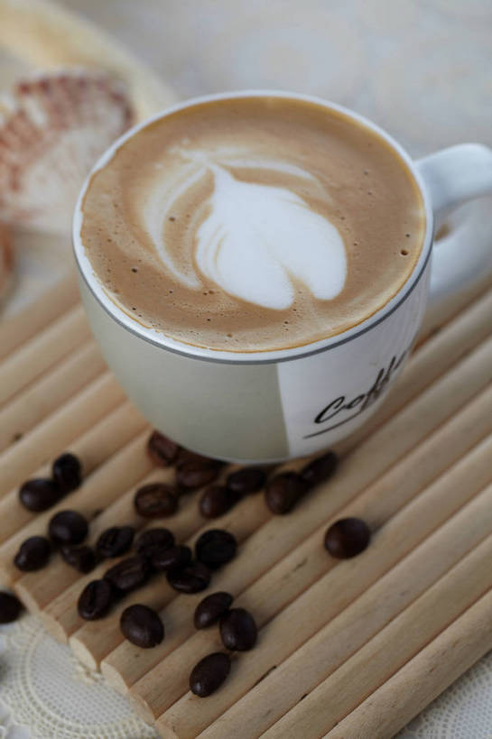 咖啡,无人,竖图,俯视,室内,特写,白天,幸福,植物,餐桌,桌子,豆,杯子,贝壳,许多,朦胧,模糊,英文,标志,瓷器,文字,字符,字母,豆类,豆子,杯垫,咖啡杯,陶瓷制品,很多,洒,娱乐,标识,饮料,一个,黑色,垫子,咖啡豆,享受,休闲,温馨,放松,乐趣,单个,餐台,英文字母,提神,舒适,瓷杯,醒脑,豆科,咖啡拉花,软饮料,咖啡因,花式咖啡,贝类外壳,海螺壳,软体动物外壳,撒,彩图,高角度拍摄,shjb1