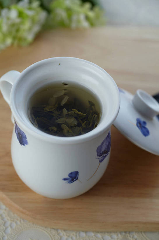 无人,竖图,俯视,室内,特写,白天,幸福,餐桌,茶,桌子,杯子,叶子,阴影,朦胧,模糊,盛开,反射,盖子,影子,陶瓷,茶叶,绿叶,陶瓷制品,饮品,一杯,花蕾,娱乐,花,花瓣,花朵,鲜花,一个,蓝色,白色,水杯,花茶,花苞,花蕊,享受,休闲,温馨,嫩叶,放松,乐趣,保健,养生,单个,餐台,花草茶,舒适,茉莉花茶,茉莉香片,香花茶,香片,熏花茶,叶,叶片,茶杯,彩图,高角度拍摄,shjb1