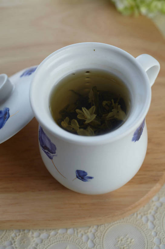 无人,竖图,俯视,室内,特写,白天,幸福,餐桌,茶,桌子,杯子,叶子,阴影,朦胧,模糊,盛开,反射,盖子,影子,陶瓷,茶叶,绿叶,陶瓷制品,饮品,一杯,花蕾,娱乐,花,花瓣,花朵,鲜花,一个,蓝色,白色,水杯,花茶,花苞,花蕊,享受,休闲,温馨,嫩叶,放松,乐趣,保健,养生,单个,餐台,花草茶,舒适,茉莉花茶,茉莉香片,香花茶,香片,熏花茶,叶,叶片,茶杯,彩图,高角度拍摄,shjb1