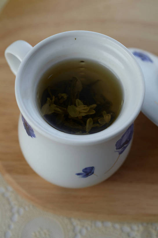 无人,竖图,俯视,室内,特写,白天,幸福,餐桌,茶,桌子,杯子,叶子,阴影,朦胧,模糊,反射,盖子,影子,陶瓷,茶叶,绿叶,陶瓷制品,饮品,一杯,娱乐,一个,蓝色,白色,水杯,花茶,享受,休闲,温馨,嫩叶,放松,乐趣,保健,养生,单个,餐台,花草茶,舒适,茉莉花茶,茉莉香片,香花茶,香片,熏花茶,叶,叶片,茶杯,彩图,高角度拍摄,shjb1