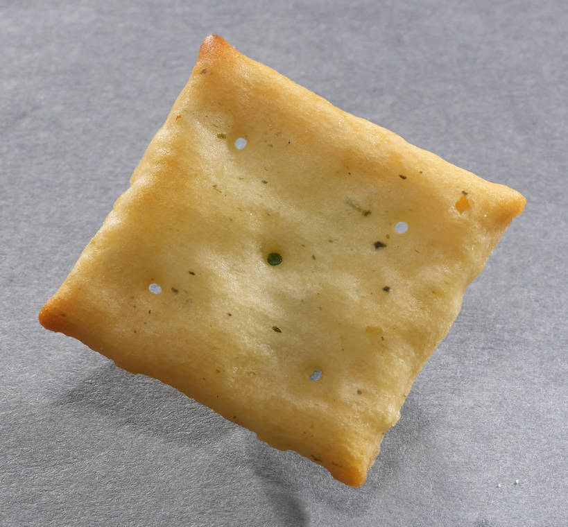 点心,无人,横图,俯视,室内,特写,白天,餐桌,桌子,一块,阴影,灰色背景,反射,图形,影子,正方形,食品,几何,薯片,食物,黄色,零食,摄影,影棚,餐台,数学,摄影棚,垃圾食品,彩图,高角度拍摄,影棚拍摄,拍摄,几何图形,平面图形,正四边形,shjb1,喀吱脆