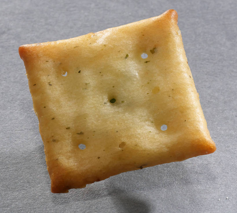 点心,无人,横图,俯视,室内,特写,白天,餐桌,桌子,一块,阴影,灰色背景,反射,图形,影子,正方形,食品,几何,薯片,食物,黄色,零食,摄影,影棚,餐台,数学,摄影棚,垃圾食品,彩图,高角度拍摄,影棚拍摄,拍摄,几何图形,平面图形,正四边形,shjb1,喀吱脆