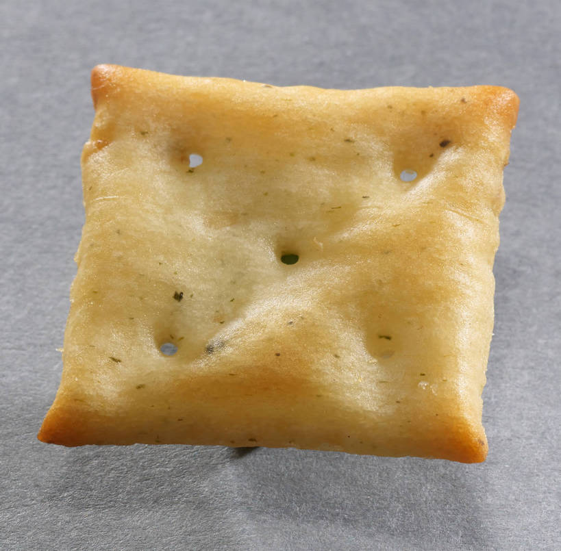 点心,无人,横图,俯视,室内,特写,白天,餐桌,桌子,一块,阴影,灰色背景,反射,图形,影子,正方形,食品,几何,薯片,食物,黄色,零食,摄影,影棚,餐台,数学,摄影棚,垃圾食品,彩图,高角度拍摄,影棚拍摄,拍摄,几何图形,平面图形,正四边形,shjb1,喀吱脆