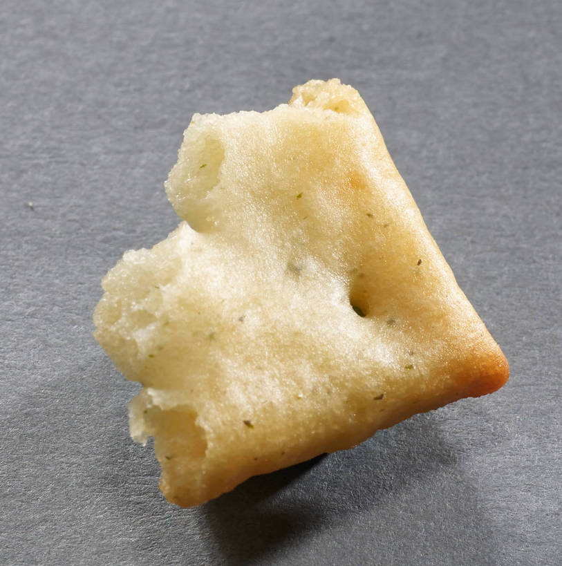 点心,无人,竖图,俯视,室内,特写,白天,餐桌,桌子,一块,阴影,灰色背景,反射,影子,食品,破坏,薯片,破损,食物,黄色,零食,摄影,影棚,餐台,损坏,摄影棚,垃圾食品,彩图,高角度拍摄,影棚拍摄,拍摄,shjb1,喀吱脆