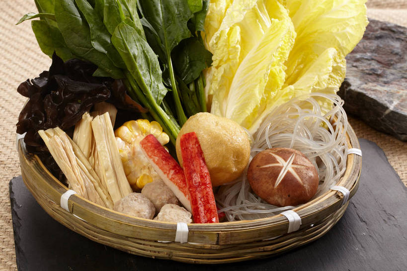 面食,面条,无人,交叉,横图,俯视,室内,特写,白天,烹饪,中餐,玉米,石头,餐桌,桌子,竹子,菠菜,蔬菜,餐具,叶子,一堆,许多,切开,堆叠,堆积,竹制,新鲜,编织,棒子,碟子,篮子,盘,石子,大白菜,菌菇,香菇,玉蜀黍,面,肉,油炸,料理,食品,棕色,绿叶,丸子,很多,菌类,白菜,粉丝,火锅,豆腐皮,面筋,油面筋,木耳,菜肴,美食,肉类,肉丸,食物,一个,黄色,红色,绿色,盘子,竹篮,碟,切,中式,嫩叶,食用菌,佳肴,有机食品,绿色食品,单个,餐台,中华料理,肉圆,竹条,堆,交织,苞米,黑木耳,竹制品,真菌,蟹棒,苞芦,腐竹,蟹肉棒,剖面,肉食,切面,苞谷,结球白菜,包谷,大蜀黍,番麦,薏米包,玉高粱,玉麦,珍珠米,穿插,胶菜,椎茸,光木耳,豆腐衣,冬粉,油皮,叶,叶片,石块,岩石,鹦鹉菜,鼠根菜,角菜,红嘴绿鹦哥,赤根菜,菠薐菜,波斯草,彩图,高角度拍摄,面觔,平庄菇,香菌,香蕈,蟹足棒,黄芽白,shjb1