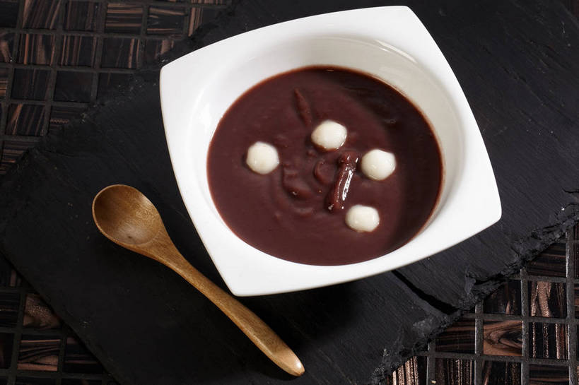 点心,无人,横图,俯视,室内,特写,白天,餐桌,桌子,木制,勺子,陶瓷,食品,甜点,甜品,红豆沙,陶瓷制品,丸子,食物,糕点,两个,白色,木制品,容器,调羹,汤匙,碗,甜食,四个,餐台,储藏,储存,豆沙,彩图,高角度拍摄,贮存,豆蓉,红豆泥,shjb1