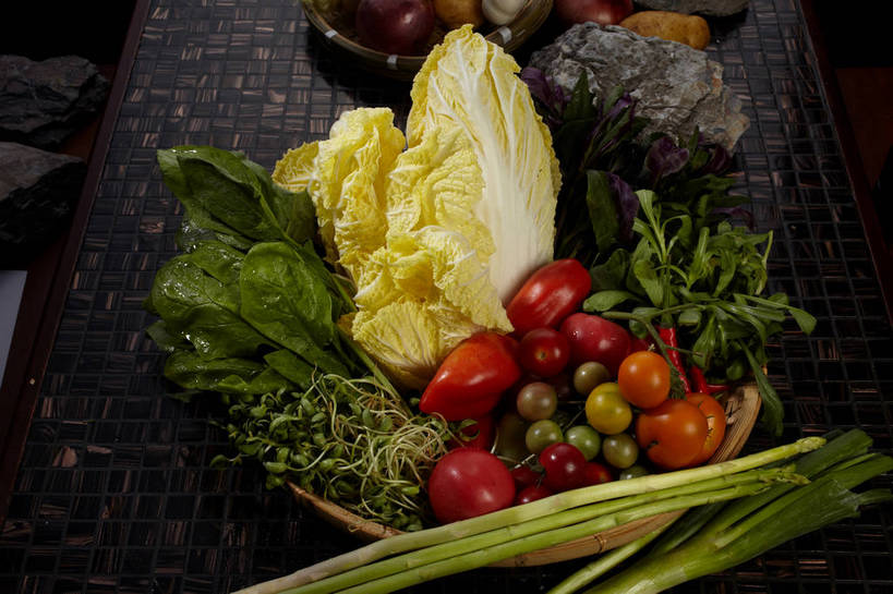 无人,横图,俯视,室内,特写,白天,烹饪,中餐,石头,餐桌,桌子,菠菜,芦笋,蔬菜,西红柿,小番茄,叶子,一堆,许多,堆叠,堆积,新鲜,石子,大白菜,豆芽,绿芦笋,料理,食品,绿叶,很多,竹扁,白菜,火锅,菜肴,美食,绿豆芽,食物,一个,黄色,红色,绿色,中式,嫩叶,佳肴,有机食品,绿色食品,竹编,单个,餐台,中华料理,堆,空心菜,豆芽菜,芽苗菜,结球白菜,空筒菜,藤菜,藤藤菜,蓊菜,蕹菜,竹叶菜,胶菜,小西红柿,樱桃小番茄,珍珠小番茄,叶,叶片,石块,岩石,猪尾巴,鹦鹉菜,樱桃番茄,药鸡豆子,鼠根菜,石刁柏,圣女果,蚂蚁杆,龙须菜,狼尾巴根,角菜,红嘴绿鹦哥,番茄,赤根菜,菠薐菜,波斯草,彩图,高角度拍摄,黄芽白,shjb1