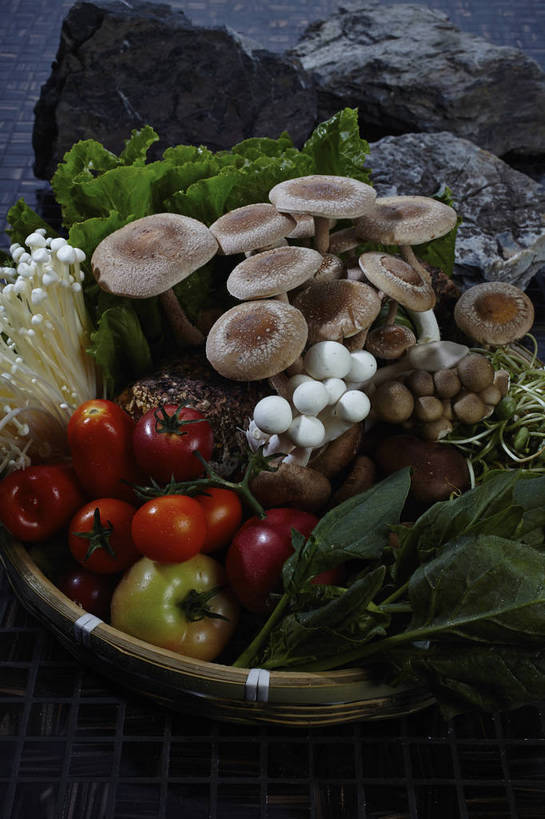 无人,竖图,俯视,室内,特写,白天,烹饪,中餐,石头,餐桌,桌子,菠菜,蔬菜,西红柿,小番茄,一堆,许多,堆叠,堆积,新鲜,石子,豆芽,菌菇,生菜,莴苣,香菇,料理,食品,棕色,很多,菌类,竹扁,火锅,平菇,菜肴,美食,绿豆芽,食物,一个,红色,绿色,中式,食用菌,佳肴,有机食品,绿色食品,竹编,单个,餐台,中华料理,堆,真菌,豆芽菜,芽苗菜,姬菇,春菜,鹅仔菜,莴仔菜,千金菜,叶用莴苣,糙皮侧耳,侧耳,黑牡丹菇,椎茸,小西红柿,樱桃小番茄,珍珠小番茄,石块,岩石,鹦鹉菜,樱桃番茄,鼠根菜,圣女果,角菜,红嘴绿鹦哥,番茄,赤根菜,菠薐菜,波斯草,彩图,高角度拍摄,香菌,香蕈,shjb1