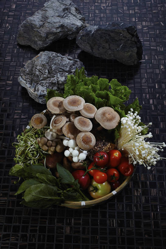 无人,竖图,俯视,室内,特写,白天,烹饪,中餐,石头,餐桌,桌子,菠菜,蔬菜,西红柿,小番茄,一堆,许多,堆叠,堆积,新鲜,石子,豆芽,菌菇,生菜,莴苣,香菇,料理,食品,棕色,很多,菌类,竹扁,火锅,平菇,菜肴,美食,绿豆芽,食物,一个,红色,绿色,中式,食用菌,佳肴,有机食品,绿色食品,竹编,单个,餐台,中华料理,堆,真菌,豆芽菜,芽苗菜,姬菇,春菜,鹅仔菜,莴仔菜,千金菜,叶用莴苣,糙皮侧耳,侧耳,黑牡丹菇,椎茸,小西红柿,樱桃小番茄,珍珠小番茄,石块,岩石,鹦鹉菜,樱桃番茄,鼠根菜,圣女果,角菜,红嘴绿鹦哥,番茄,赤根菜,菠薐菜,波斯草,彩图,高角度拍摄,香菌,香蕈,shjb1