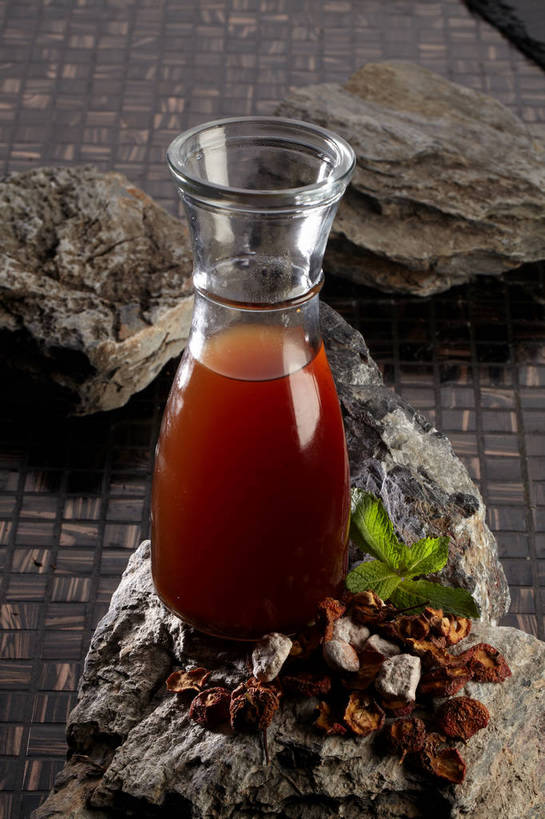 果汁,无人,竖图,俯视,室内,特写,白天,石头,餐桌,桌子,杯子,水果,叶子,切开,新鲜,石子,生食,薄荷,食品,果实,绿叶,银丹草,饮品,一杯,玻璃制品,食物,饮料,一个,红色,水杯,山楂,切,嫩叶,有机食品,绿色食品,单个,餐台,可口,剖面,切面,斑叶凤梨薄荷,夜息香,红果,适口,叶,叶片,玻璃杯,石块,岩石,彩图,高角度拍摄,胭脂果,shjb1,山楂汁