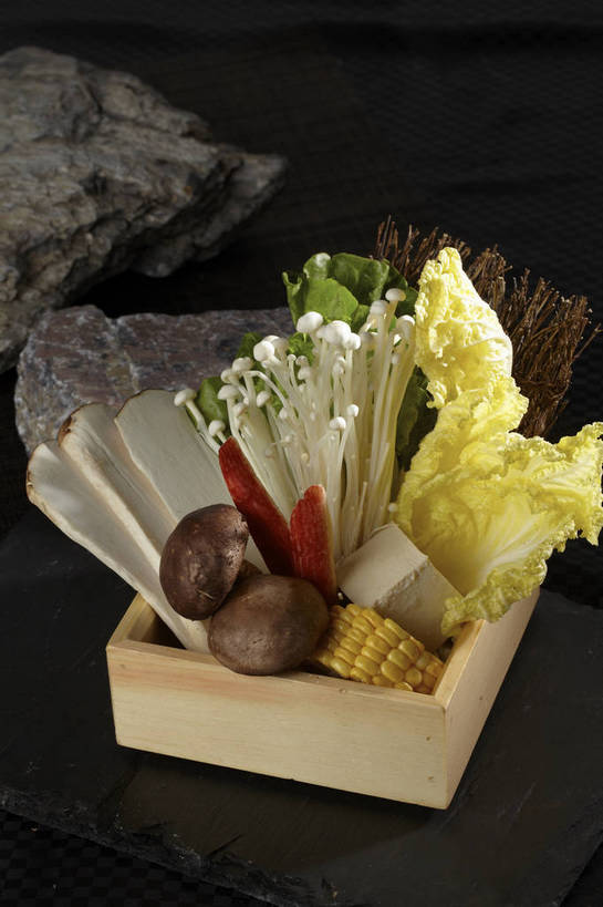 豆腐,无人,竖图,俯视,室内,特写,白天,烹饪,中餐,玉米,石头,植物,餐桌,桌子,叶子,一堆,许多,切开,堆叠,堆积,枯萎,新鲜,木制,棒子,石子,大白菜,菌菇,生菜,莴苣,香菇,玉蜀黍,料理,食品,枯草,绿叶,很多,菌类,白菜,火锅,菜肴,美食,草,食物,一个,黄色,红色,绿色,木制品,容器,碗,切,中式,嫩叶,食用菌,佳肴,有机食品,绿色食品,单个,餐台,中华料理,储藏,堆,苞米,真菌,豆制品,储存,蟹棒,苞芦,蟹肉棒,剖面,切面,苞谷,结球白菜,春菜,鹅仔菜,莴仔菜,千金菜,包谷,大蜀黍,番麦,薏米包,玉高粱,玉麦,珍珠米,叶用莴苣,胶菜,杏鲍菇,椎茸,刺芹侧耳,叶,叶片,石块,岩石,彩图,高角度拍摄,平庄菇,香菌,香蕈,蟹足棒,黄芽白,贮存,shjb1