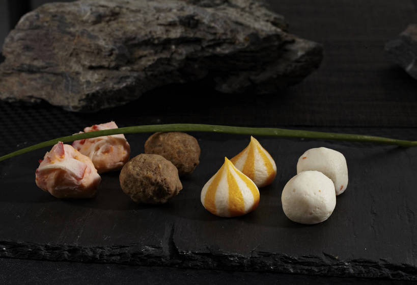 奶酪,无人,横图,俯视,室内,特写,白天,烹饪,中餐,石头,餐桌,桌子,蔬菜,餐具,一排,许多,条纹,新鲜,整齐,并列,并排,碟子,盘,石子,葱,青葱,肉,鱼肉,干酪,牛肉,起司,料理,食品,丸子,芝士,很多,营养,火锅,菜肴,美食,肉类,肉丸,食物,排列,一个,黄色,红色,绿色,白色,盘子,碟,中式,乳酪,佳肴,有机食品,绿色食品,单个,餐台,中华料理,乳制品,队列,平行,发酵,肉食,虾丸,石块,岩石,彩图,高角度拍摄,牛肉丸,shjb1,芝士丸