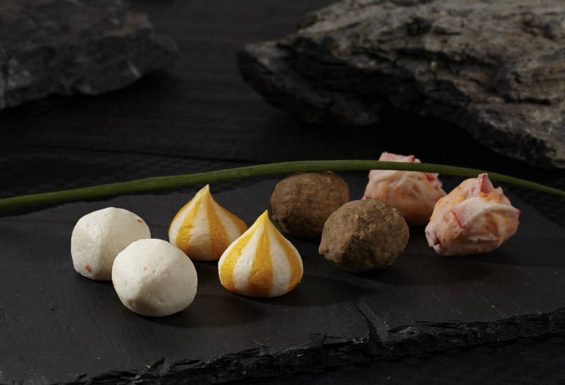 奶酪,无人,横图,俯视,室内,特写,白天,烹饪,中餐,石头,餐桌,桌子,蔬菜,餐具,一排,许多,条纹,新鲜,整齐,并列,并排,碟子,盘,石子,葱,青葱,肉,鱼肉,干酪,牛肉,起司,料理,食品,丸子,芝士,很多,营养,火锅,菜肴,美食,肉类,肉丸,食物,排列,一个,黄色,红色,绿色,白色,盘子,碟,中式,乳酪,佳肴,有机食品,绿色食品,单个,餐台,中华料理,乳制品,队列,平行,发酵,肉食,虾丸,石块,岩石,彩图,高角度拍摄,牛肉丸,shjb1,芝士丸