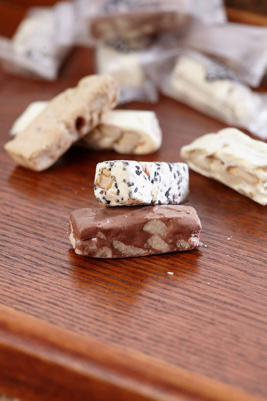 无人,竖图,俯视,室内,特写,白天,餐桌,桌子,餐具,许多,朦胧,模糊,包装,包装纸,碟子,盘,纸,食品,糖,糖果,甜点,甜品,棕色,纸张,很多,食物,一个,白色,盘子,碟,甜食,单个,餐台,包装材料,牛轧糖,鸟结糖,纽结糖,彩图,高角度拍摄,shjb1