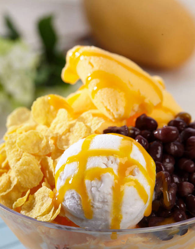 点心,无人,竖图,俯视,室内,特写,白天,植物,餐桌,桌子,芒果,豆,水果,叶子,玻璃,朦胧,模糊,新鲜,盛开,豆类,豆子,玉米片,调料,红豆,酱料,酱汁,生食,佐料,冰激凌,果实,绿叶,调味品,清凉,调味料,花蕾,酱,玻璃制品,花,花瓣,花朵,鲜花,一个,容器,碗,快餐,冷饮,零食,花苞,花蕊,舒服,嫩叶,冰淇淋,有机食品,绿色食品,单个,餐台,储藏,解暑,储存,解渴,雪糕,垃圾食品,赤豆,豆科,舒爽,冰糕,消暑,红小豆,叶,叶片,望果,蜜望,檬果,闷果,漭果,杧果,庵波罗果,彩图,高角度拍摄,芒果冰淇淋,贮存,小豆,shjb1