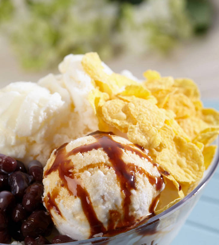 点心,无人,竖图,俯视,室内,特写,白天,植物,餐桌,桌子,芒果,豆,水果,叶子,玻璃,朦胧,模糊,新鲜,盛开,豆类,豆子,玉米片,调料,红豆,酱料,酱汁,生食,佐料,冰激凌,果实,绿叶,调味品,清凉,调味料,花蕾,酱,玻璃制品,花,花瓣,花朵,鲜花,一个,容器,碗,快餐,冷饮,零食,花苞,花蕊,舒服,嫩叶,冰淇淋,有机食品,绿色食品,单个,餐台,储藏,解暑,储存,解渴,雪糕,垃圾食品,赤豆,豆科,舒爽,冰糕,消暑,红小豆,叶,叶片,望果,蜜望,檬果,闷果,漭果,杧果,庵波罗果,彩图,高角度拍摄,芒果冰淇淋,贮存,小豆,shjb1