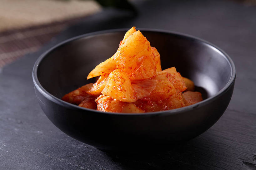 无人,横图,俯视,室内,特写,白天,餐桌,桌子,萝卜,白萝卜,蔬菜,一堆,许多,堆叠,堆积,朦胧,模糊,新鲜,陶瓷,调料,酱料,酱汁,佐料,食品,陶瓷制品,调味品,很多,调味料,酱菜,酱,食物,腌制,一个,红色,黑色,容器,碗,有机食品,绿色食品,单个,餐台,储藏,堆,储存,腌渍,莱菔,彩图,高角度拍摄,贮存,酱萝卜,shjb1