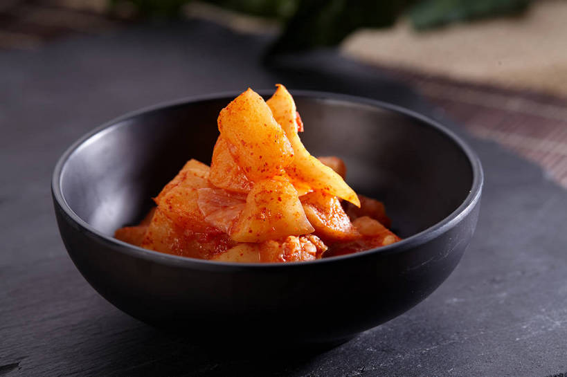 无人,横图,俯视,室内,特写,白天,餐桌,桌子,萝卜,白萝卜,蔬菜,一堆,许多,堆叠,堆积,朦胧,模糊,新鲜,陶瓷,调料,酱料,酱汁,佐料,食品,陶瓷制品,调味品,很多,调味料,酱菜,酱,食物,腌制,一个,红色,黑色,容器,碗,有机食品,绿色食品,单个,餐台,储藏,堆,储存,腌渍,莱菔,彩图,高角度拍摄,贮存,酱萝卜,shjb1