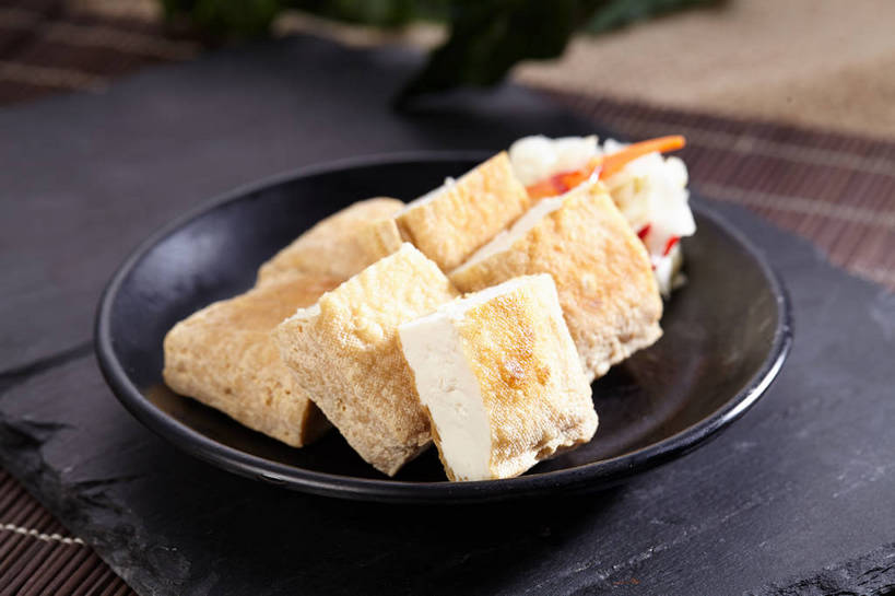 豆腐,无人,横图,俯视,室内,特写,白天,餐桌,桌子,萝卜,白萝卜,蔬菜,餐具,一排,许多,切开,朦胧,模糊,新鲜,整齐,碟子,盘,食品,很多,酱菜,豆腐干,食物,腌制,排列,一个,白色,黑色,盘子,碟,切,有机食品,绿色食品,单个,餐台,豆干,豆制品,队列,剖面,腌渍,切面,莱菔,彩图,高角度拍摄,干子,素火腿,shjb1