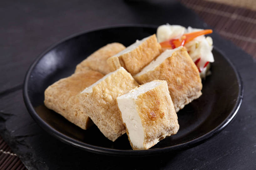 豆腐,无人,横图,俯视,室内,特写,白天,餐桌,桌子,萝卜,白萝卜,蔬菜,餐具,一排,许多,切开,朦胧,模糊,新鲜,整齐,碟子,盘,食品,很多,酱菜,豆腐干,食物,腌制,排列,一个,白色,黑色,盘子,碟,切,有机食品,绿色食品,单个,餐台,豆干,豆制品,队列,剖面,腌渍,切面,莱菔,彩图,高角度拍摄,干子,素火腿,shjb1