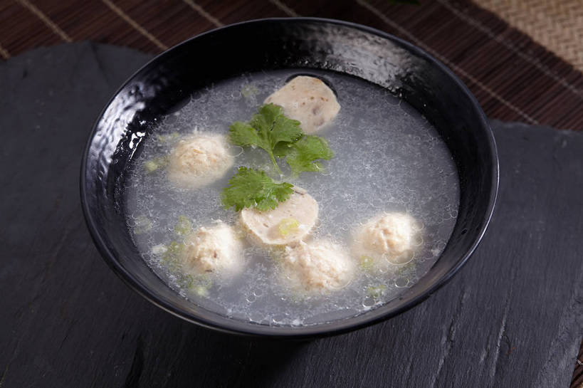 无人,横图,俯视,室内,特写,白天,烹饪,中餐,餐桌,桌子,蔬菜,叶子,许多,切开,漂浮,新鲜,陶瓷,葱,青葱,香菜,肉,汤,鱼肉,料理,食品,绿叶,陶瓷制品,丸子,很多,菜肴,美食,肉类,肉丸,鱼丸,食物,一个,绿色,黑色,容器,碗,切,中式,嫩叶,佳肴,有机食品,绿色食品,单个,餐台,中华料理,储藏,漂流,储存,剖面,肉食,切面,胡菜,香荽,原荽,园荽,芫荽,胡荽,莞荽,芫茜,芫蓿,莚葛草,莚荽菜,流浪,流落,流散,漂泊,飘泊,飘流,本帮菜,沪菜,上海菜,叶,叶片,彩图,高角度拍摄,贮存,鱼丸汤,shjb1