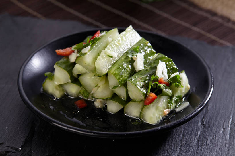 无人,横图,俯视,室内,特写,白天,烹饪,中餐,餐桌,桌子,黄瓜,辣椒,蔬菜,餐具,一排,许多,切开,新鲜,整齐,碟子,盘,调料,酱料,酱汁,佐料,料理,食品,调味品,很多,调味料,酱,冷盘,凉拌黄瓜,菜肴,美食,食物,排列,一个,红色,黑色,盘子,碟,切,中式,冷菜,凉菜,佳肴,有机食品,绿色食品,单个,餐台,中华料理,堆,队列,剖面,切面,辣角,红海椒,大椒,辣虎,广椒,青瓜,辣子,胡瓜,红辣椒,海椒,番椒,彩图,高角度拍摄,shjb1